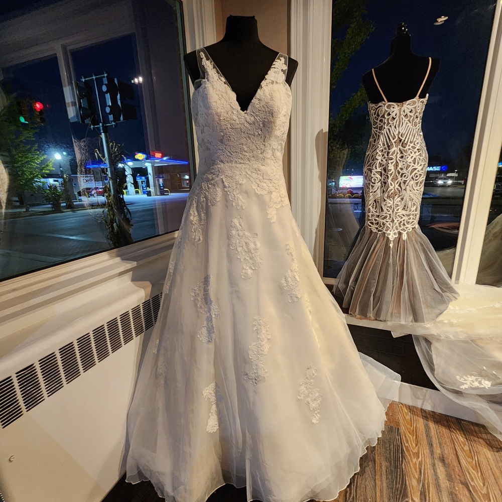 Pronovias White One Style Olivenza, Size 16, Off White Lace Bridal Gown